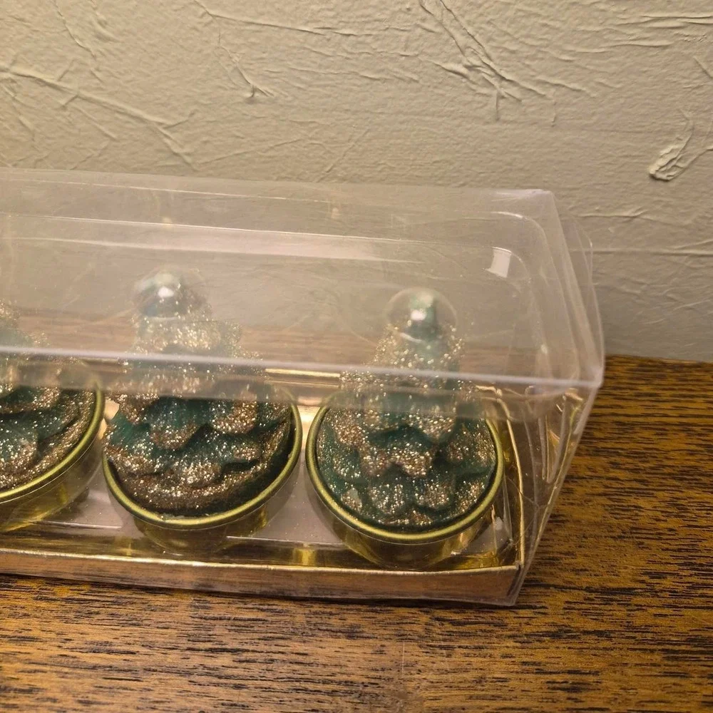 Green Christmas tree candles with gold glitter - Picture 4 of 4